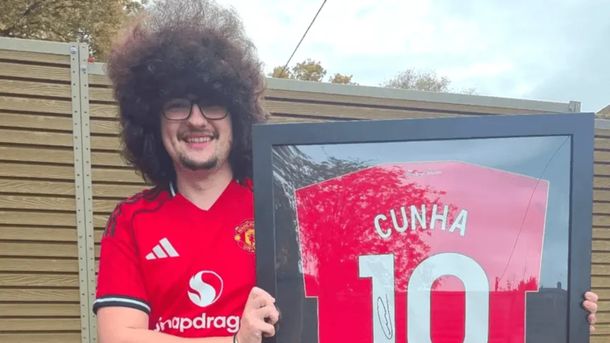 El hincha de Manchester United que no se corta el pelo hace 493 días: hoy se define su promesa