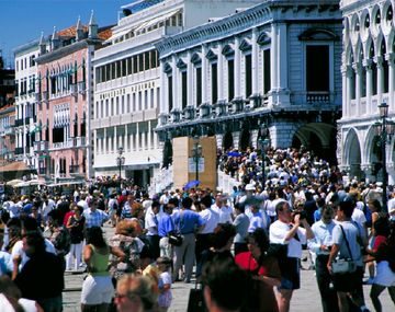 Italia controlará el flujo de turistas