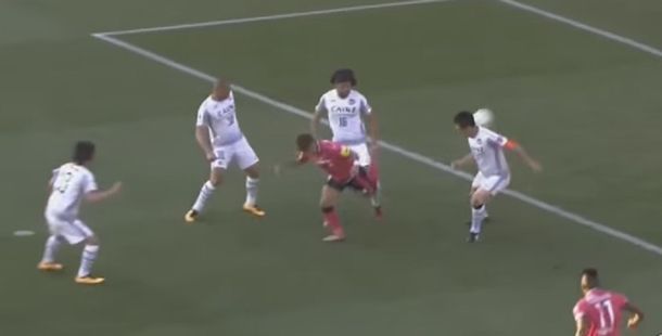 Para la Play: un japonés hizo un golazo de taco digno de un videojuego