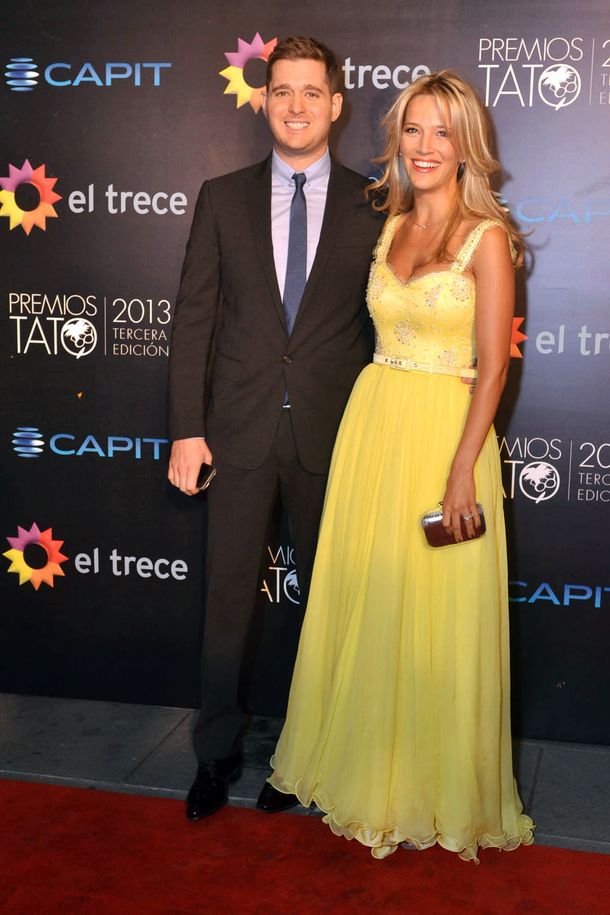 Luisana Lopilato, custodiada por Michael Bublé en los premios Tato