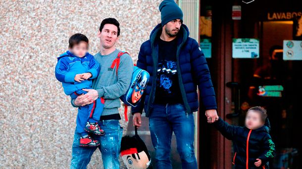 Las fotos de Lionel Messi y Luis Suárez junto a sus hijos a la salida del jardín de infantes