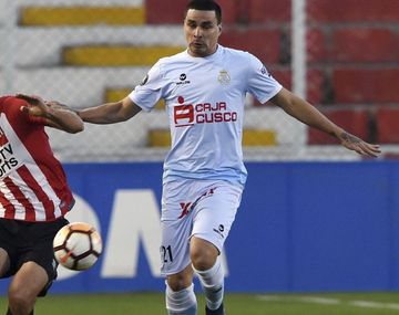 Schunke pelea por la pelota en Perú