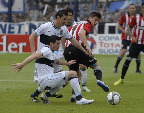 Estudiantes ganó 1 a 0 y reafirmó su paternidad frente al Lobo