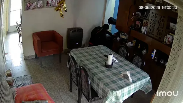 Los violentos la arrojaron al piso, la golpearon y le taparon la boca Los violentos la arrojaron al piso, la golpearon y le taparon la boca