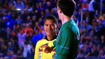 El saludo de Guerrero al argentino tras su gran intervención El saludo de Guerrero al argentino tras su gran intervención