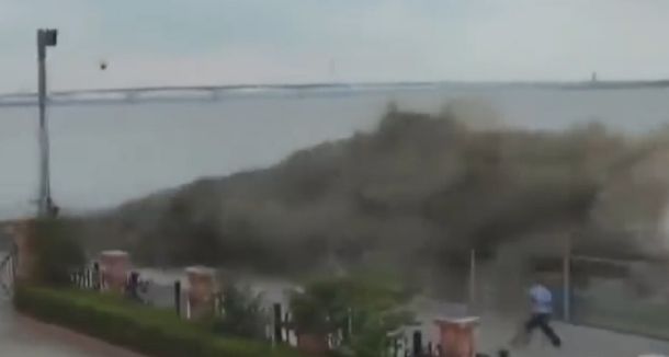 VIDEO: Impresionante ola arrasa con todo a su paso en China