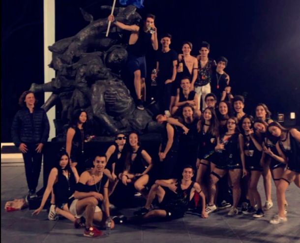 Banderazo en el monumento a los policías caídos: los chicos pidieron perdón