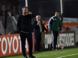 Ariel Holan no habrá podido creer lo mal que sacaron un lateral