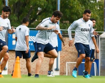 Pablo Pérez, Gago y Tevez en la práctica - Crédito: Facebook Boca