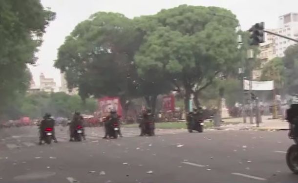 Al menos 15 personas encapuchadas originaron la tensión con las fuerzas de seguridad en el Congreso