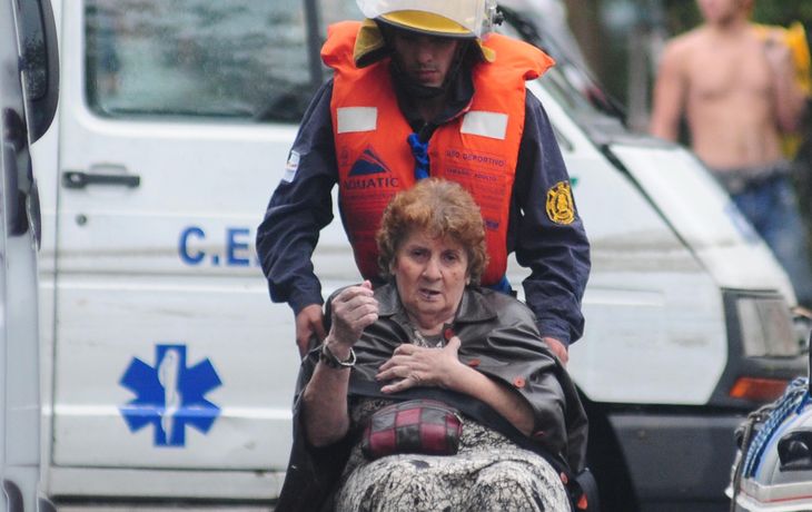 Por las inundaciones, médicos levantan el paro en la Provincia