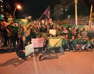 Cortaron el tránsito y un automovilista reaccionó de la peor manera