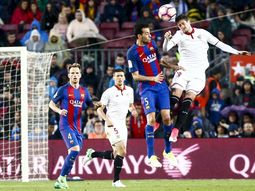 El salto de Busquets frente al Sevilla El salto de Busquets frente al Sevilla