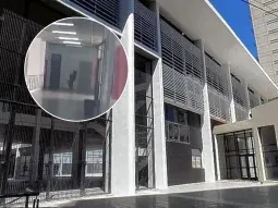 Video: atravesó una pared y cayó por el hueco del ascensor de una escuela