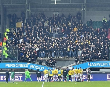 Se vino abajo una tribuna repleta en un partido del fútbol holandés