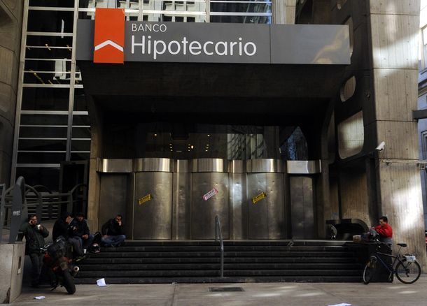 Bancarios dejan al público sin atención en todo el país en reclamo por Ganancias