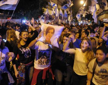 Multitudinario recibimiento a la ex presidenta en el aeropuerto porteño