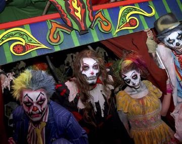 Madre e hija son atacadas por payasos