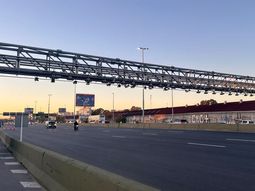 La primera autopista de Uruguay tendrá un sistema de cobre de peaje Free Flow. La primera autopista de Uruguay tendrá un sistema de cobre de peaje Free Flow.