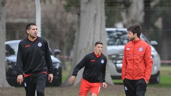 riquelme no entreno a la par de sus companeros y sigue en duda para el debut riquelme no entreno a la par de sus companeros y sigue en duda para el debut