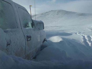 Una familia sobrevivió 25 horas dentro de su camioneta atrapada por la nieve