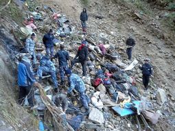 Nepal: al menos 30 muertos al caer un ómnibus a un precipicio