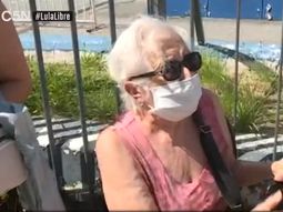 Tiene 88 años, perdió al marido por el covid e hizo dos horas de fila para vacunarse