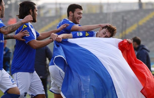 El futbolista que homenajeó a los muertos en Francia en pleno partido