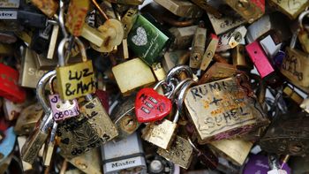 Subastarán los candados del famoso puente del amor de París Subastarán los candados del famoso puente del amor de París