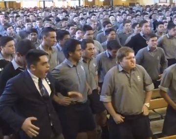 Los alumnos aprenden el haka desde pequeños