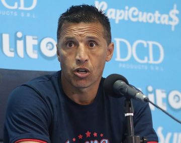 Carlos Ruiz dejó de ser el entrenador de Arsenal
