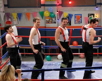 Sos mi hombre calienta la pantalla con un striptease