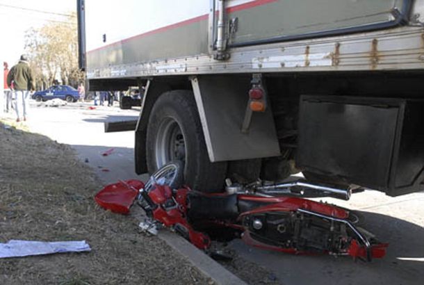 Una mujer murió aplastada por un camión - Imagen de archivo