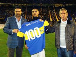 Mecheti junto al presidente xeneize y el socio 100.000 de Boca. Mecheti junto al presidente xeneize y el socio 100.000 de Boca.