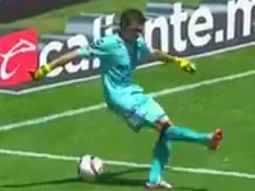 La increíble pifia de Barovero: terminó besando al palo en agradecimiento