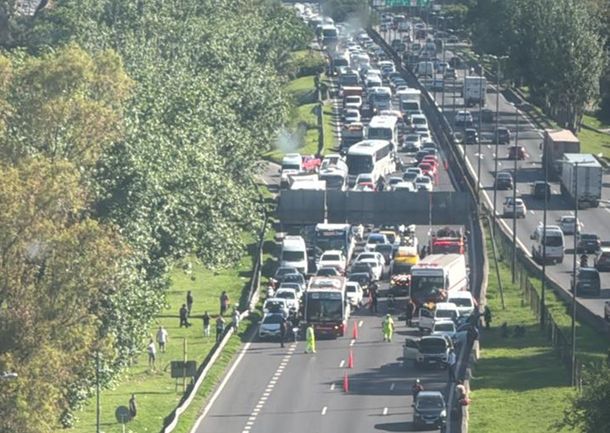 Un colectivo y 7 autos protagonizaron un violento choque en cadena en la Autopista Dellepiane