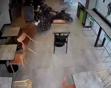 Video: robaron una moto y en la huida y se estrellaron contra una estación de servicio