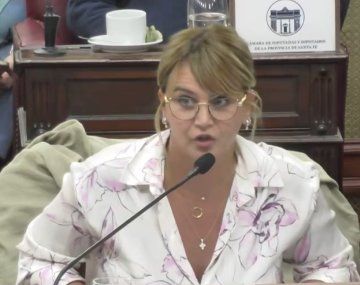 Amalia Granata mostró el busto en plena sesión