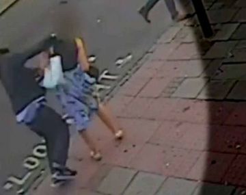 Golpea brutalmente a una mujer en la calle de Londres