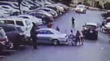 Choca a varias personas y escapa del lugar Choca a varias personas y escapa del lugar