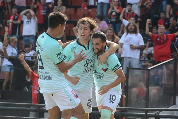 El Sabalero festeja el tempranero tanto de Pereyra