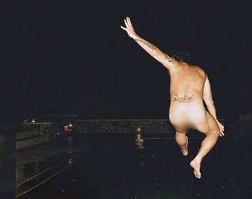 ¿Quién es la estrella que mostró la cola en la tapa de su nuevo CD?