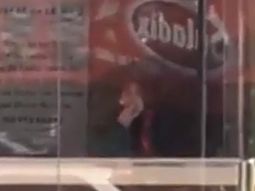Una empleada fue descubierta comiendo helado directamente de los potes