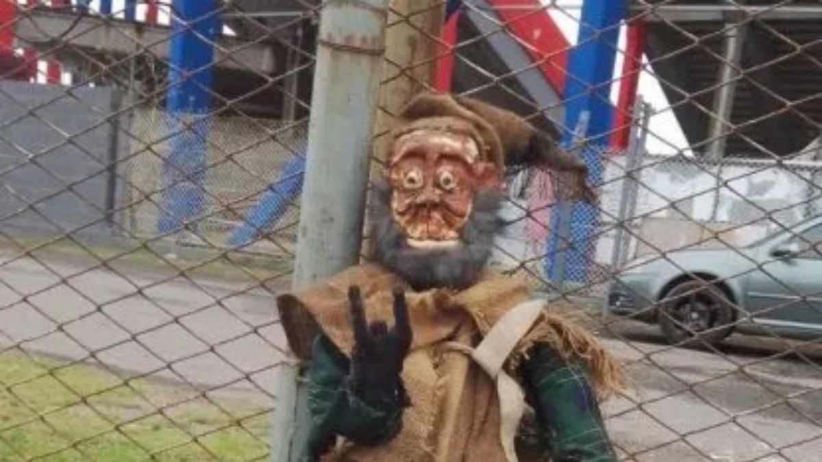 Los extraños muñecos que aparecieron en las inmediaciones del estadio