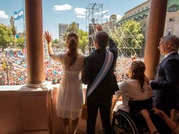 macri tomo los atributos y se mostro euforico en el balcon de la casa rosada macri tomo los atributos y se mostro euforico en el balcon de la casa rosada