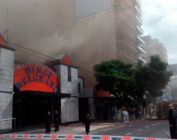 Bomberos combaten un incendio en el Bingo de Belgrano
