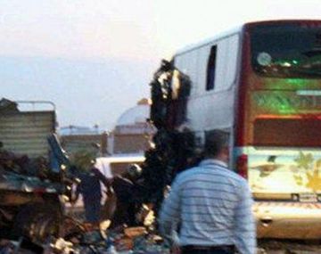 Choque de micro y camión: 5 muertos