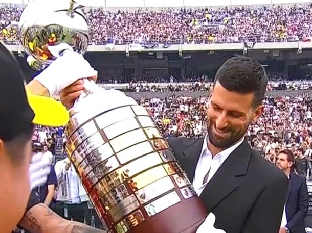 Video: Novak Djokovic levantó la Copa Libertadores en la previa de la gran final