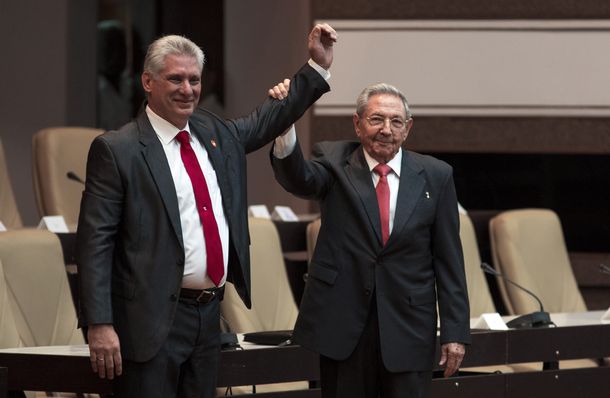 Raúl Castro le levanta la mano a Miguel Díaz-Canel