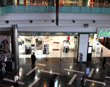 Piden indagar al dueño de Falabella por trata de personas